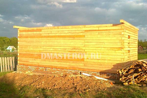 Вид с левого бока на брусовую баню