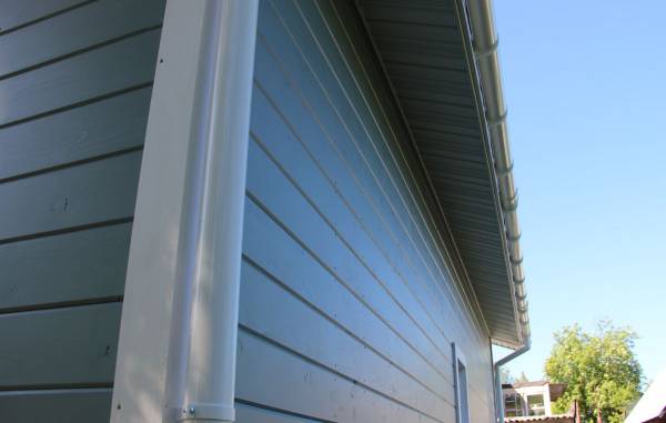 Отделка фасада имитация бруса крашеная