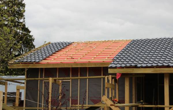 Покрытие кровли металлочерепицей